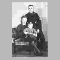 111-0090 Bruder Kurt Werner aus Wehlau mit seiner Frau Elly und der Tochter Karin im Jahr 1942.jpg